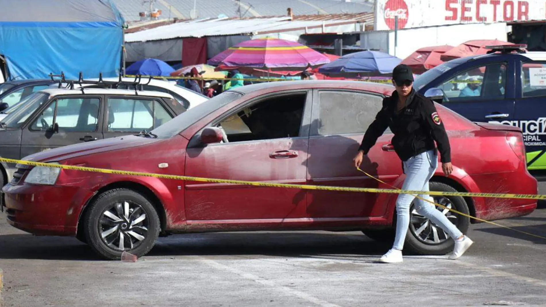 El vehículo en el que fue abandonado un cuerpo en el Mercado Hidalgo fue robado anoche con lujo de violencia